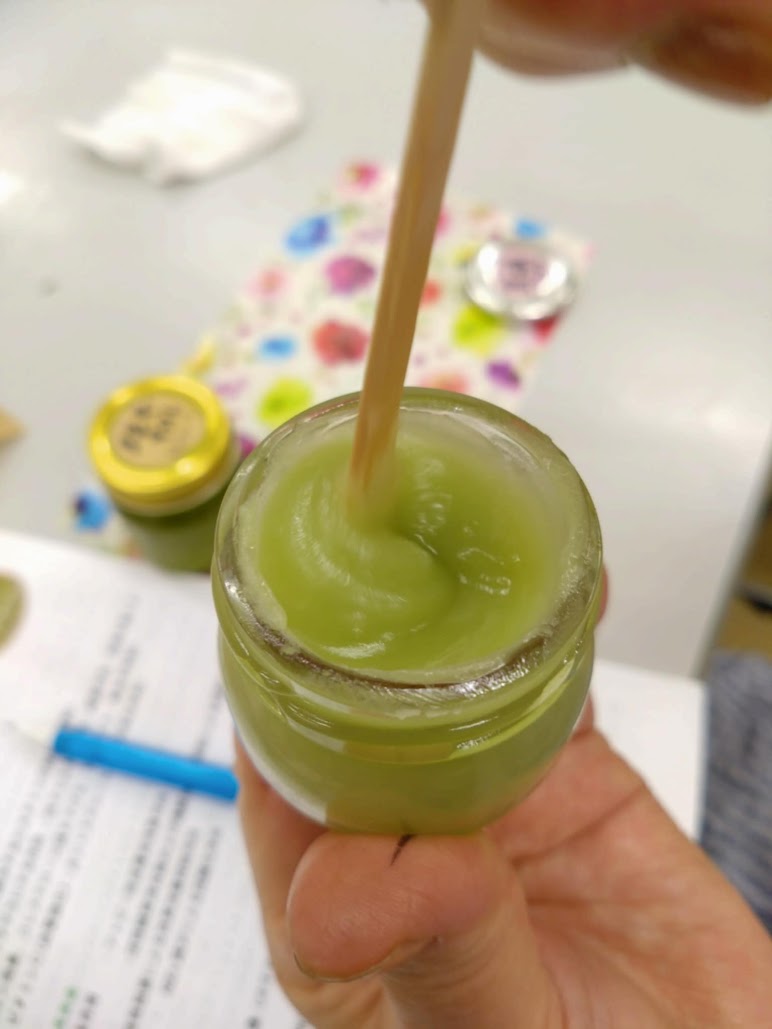 旬のヨモギでヨモギオイルとヨモギの蜜蝋クリームづくり