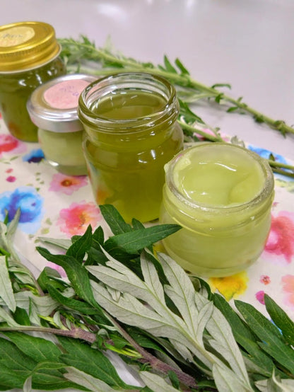 旬のヨモギでヨモギオイルとヨモギの蜜蝋クリームづくり